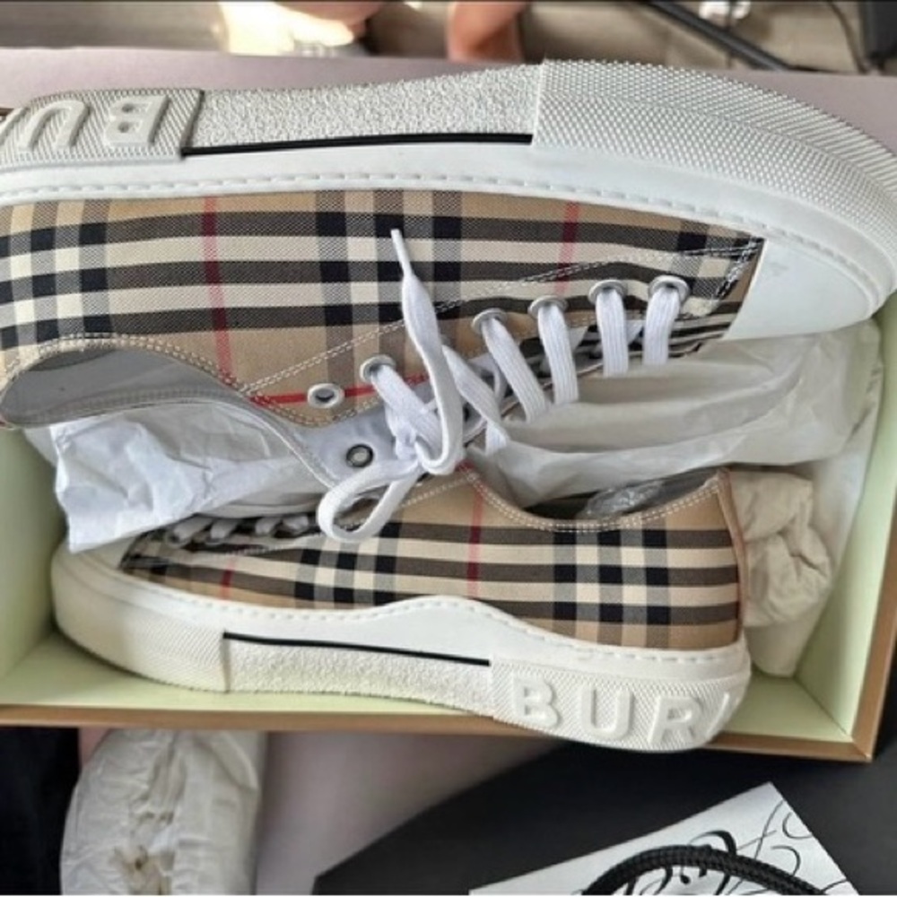 Burberry Sneaker. Size 9 ‘s women.